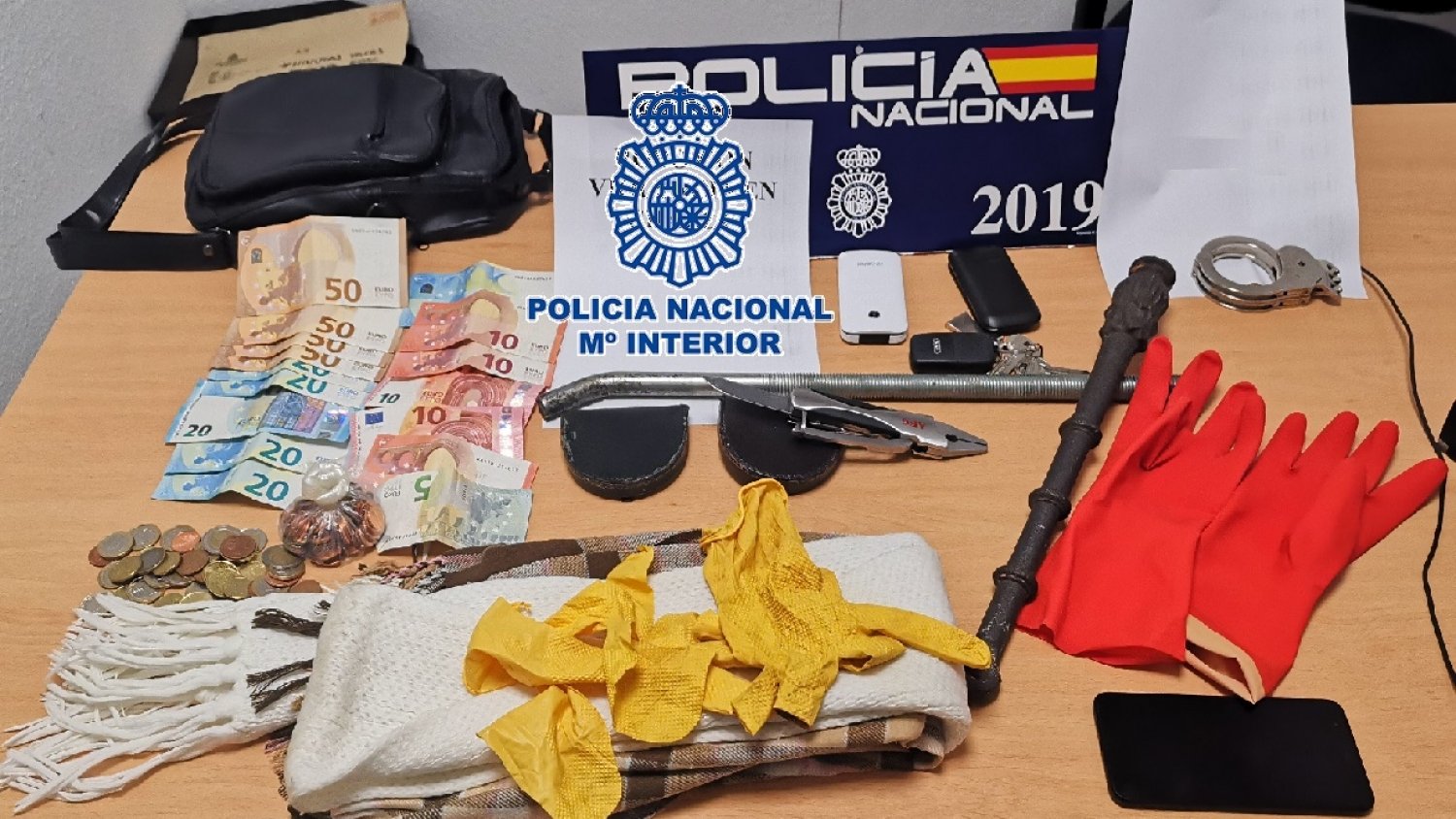 La Policía Nacional detiene a tres personas por el asalto a un octogenario al que inmovilizaron en su domicilio en Fuengirola