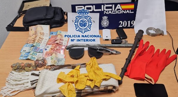 La Policía Nacional detiene a tres personas por el asalto a un octogenario al que inmovilizaron en su domicilio en Fuengirola