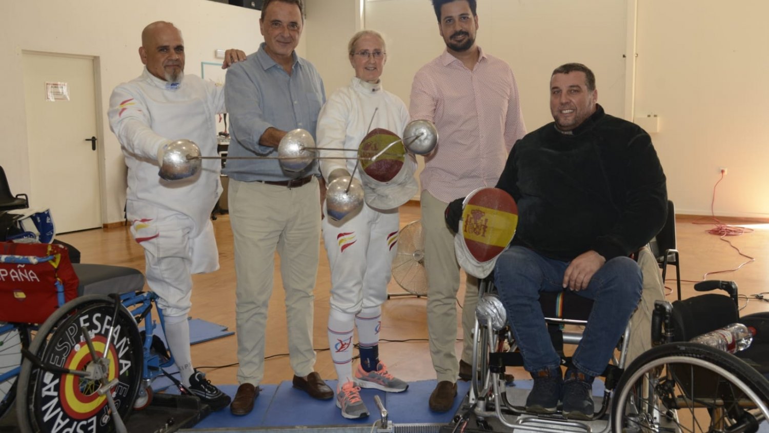 El alcalde de Torremolinos recibe y felicita al campeón paralímpico de esgrima Carlos Soler