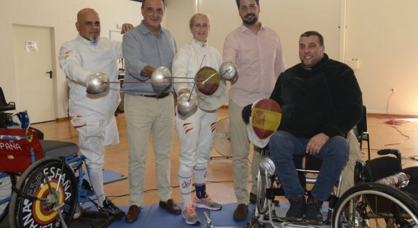El alcalde de Torremolinos recibe y felicita al campeón paralímpico de esgrima Carlos Soler