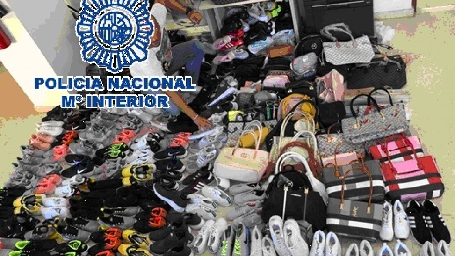 La Policía Nacional interviene en Benalmádena 406 productos falsificados de marcas de reconocido prestigio
