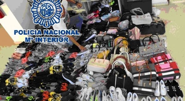 La Policía Nacional interviene en Benalmádena 406 productos falsificados de marcas de reconocido prestigio