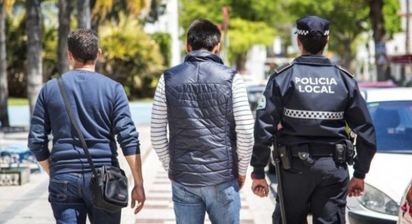 La Policía Local de Torremolinos se incauta de más de 300 artículos de la venta ambulante