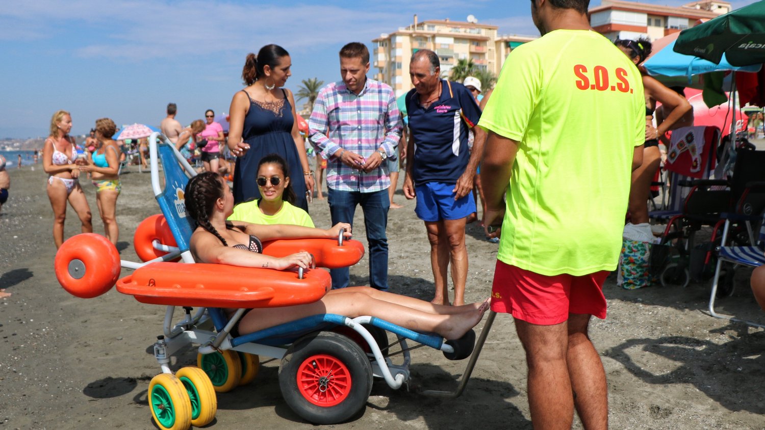Torrox ejecuta nuevas mejoras para facilitar el acceso de personas con discapacidad a sus playas