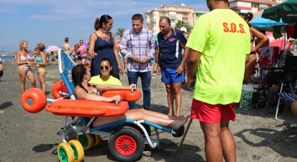 Torrox ejecuta nuevas mejoras para facilitar el acceso de personas con discapacidad a sus playas