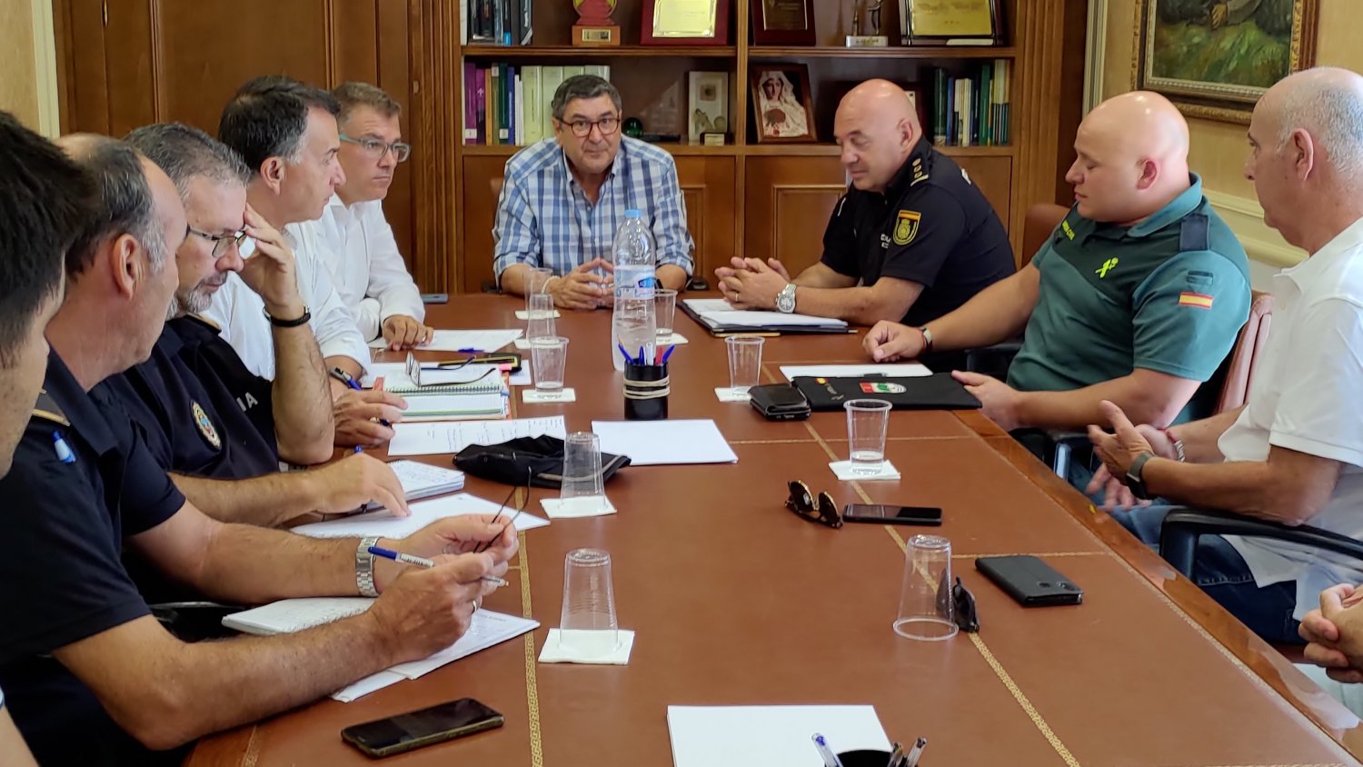 Vélez-Málaga refuerza la vigilancia contra los robos de aguacates con el incremento de patrullas policiales y las inspecciones de origen en comercios