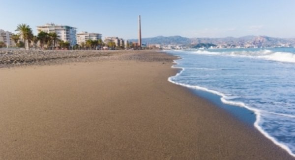 Las aguas de las playas andaluzas se mantienen aptas para el baño según la Consejería de Salud