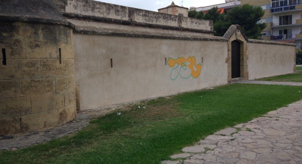 La Policía Local de Rincón de la Victoria denuncia al presunto autor de un nuevo caso de graffiti en La Casa Fuerte Bezmiliana