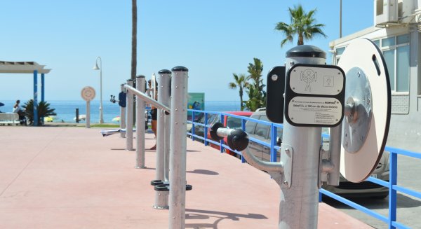 El Ayuntamiento de Rincón de la Victoria instala un nuevo equipamiento para completar la red de parques biosaludables del municipio