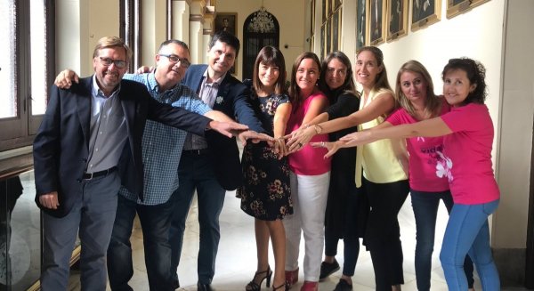 El tradicional mercadillo 'Unidos Contra el Cáncer' alcanza su decimotercera edición