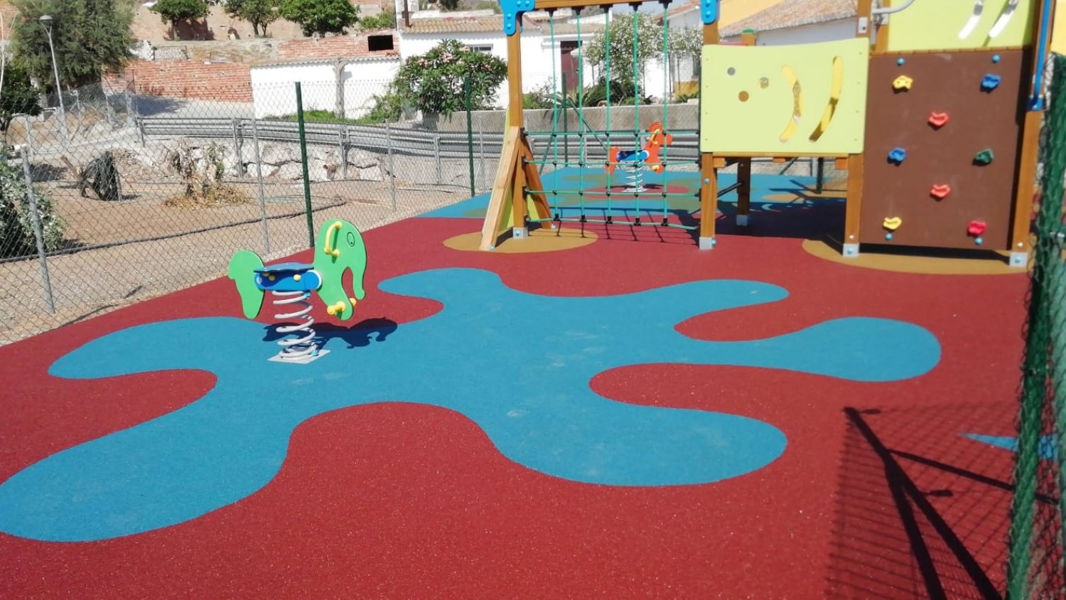 El Ayuntamiento de Rincón de la Victoria finaliza la instalación de dos nuevos parques infantiles en las zonas de Lo Cea y Cortijo Blanco