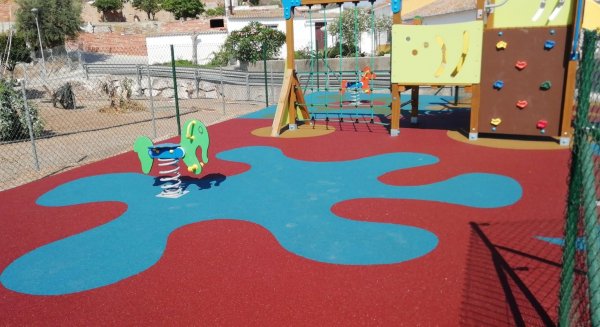 El Ayuntamiento de Rincón de la Victoria finaliza la instalación de dos nuevos parques infantiles en las zonas de Lo Cea y Cortijo Blanco