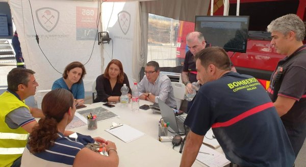El Consorcio Provincial de Bomberos de Málaga despliega 25 efectivos y nueve vehículos para acabar con el incendio de Estepona
