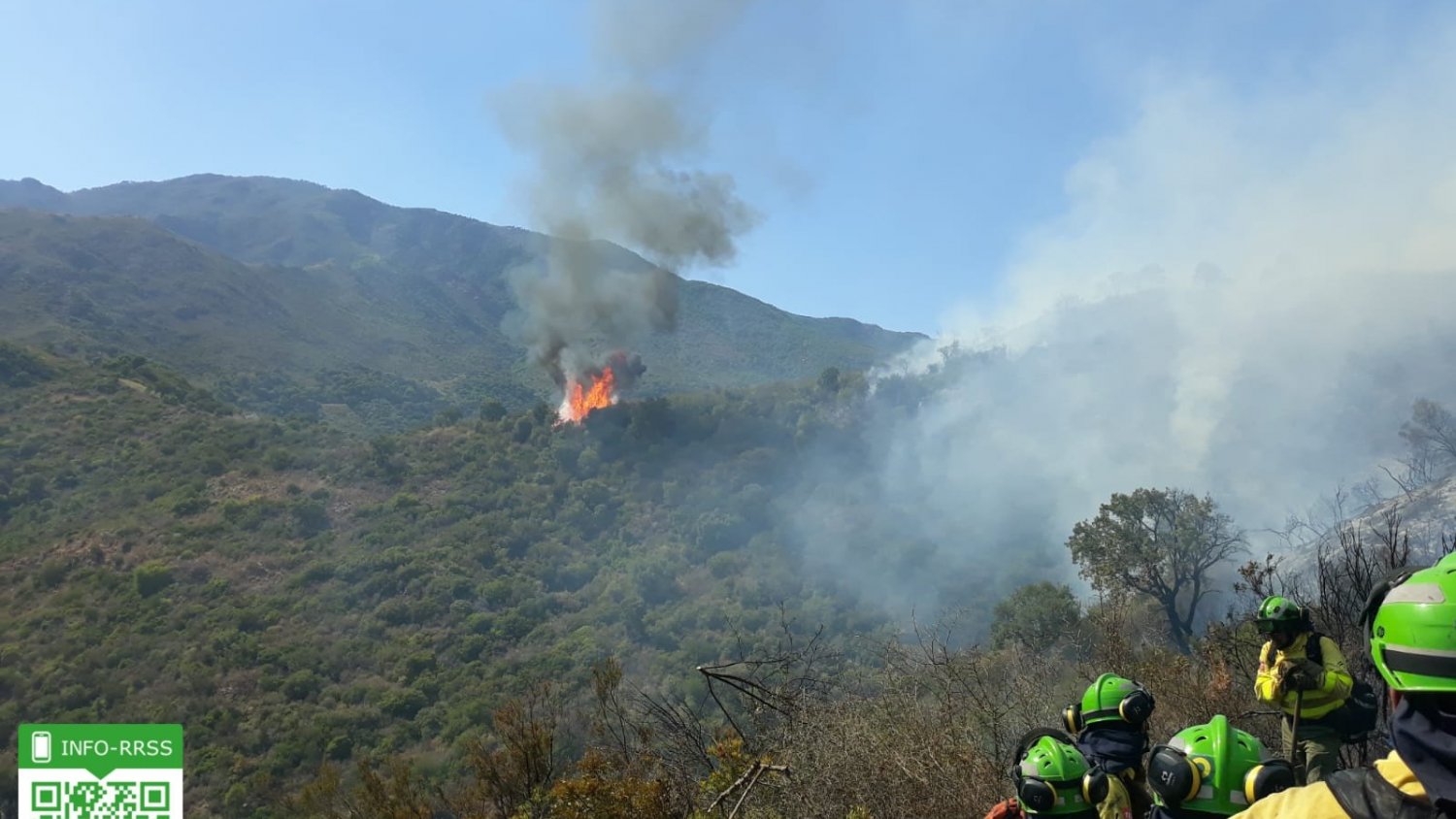 150 bomberos y diez medios aéreos continúan las labores de extinción del incendio de Estepona