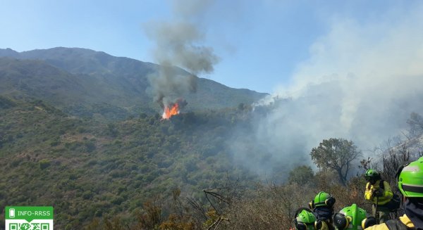 150 bomberos y diez medios aéreos continúan las labores de extinción del incendio de Estepona