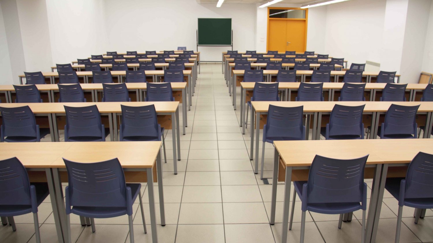 Educación invierte más de 3,6 millones de euros en la compra de mobiliario escolar para los dos próximos cursos