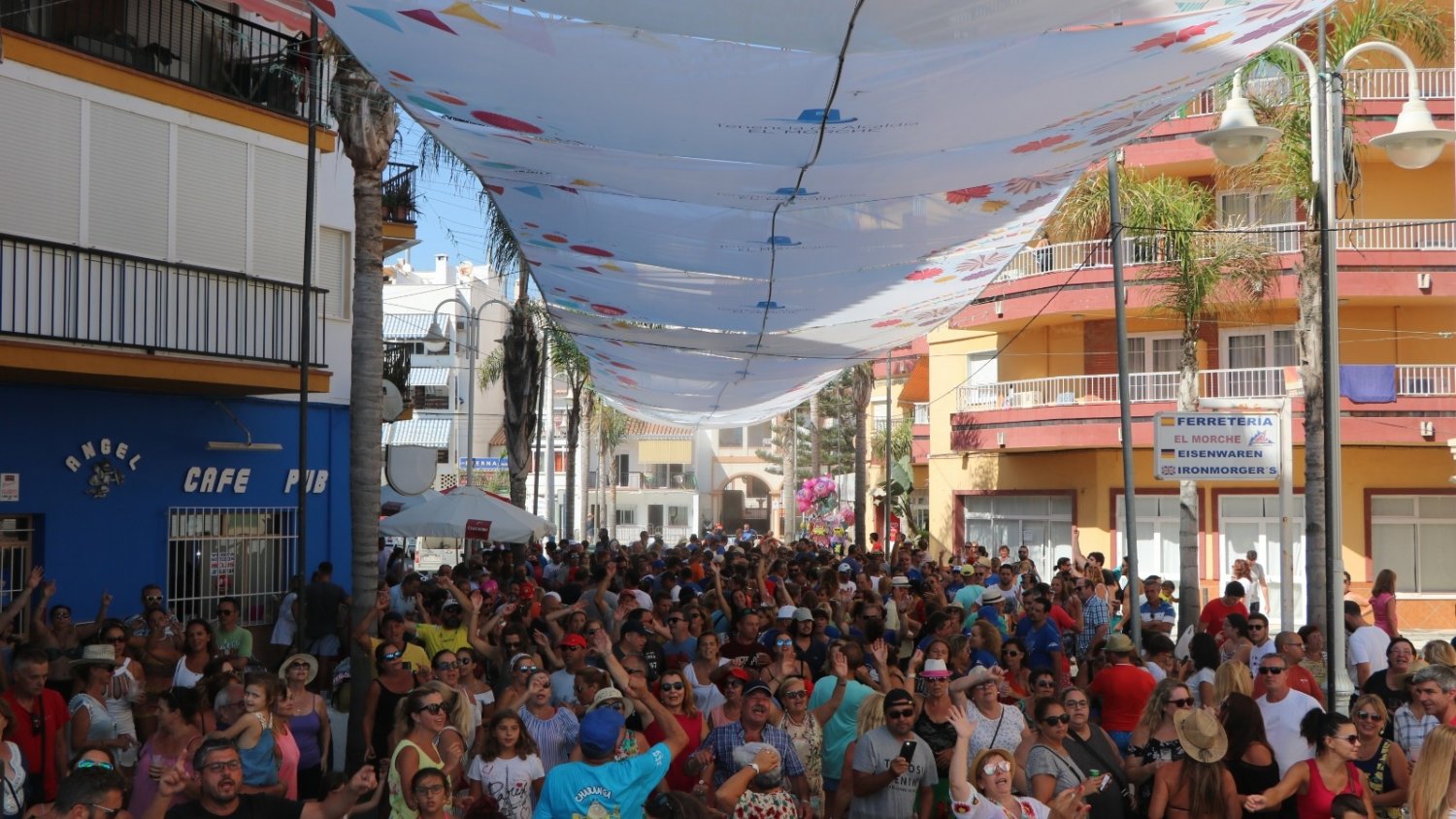 Torrox acoge hoy una moraga de sardinas a cargo de la Choza de Pescadores y una fiesta de la espuma en su segundo día de feria