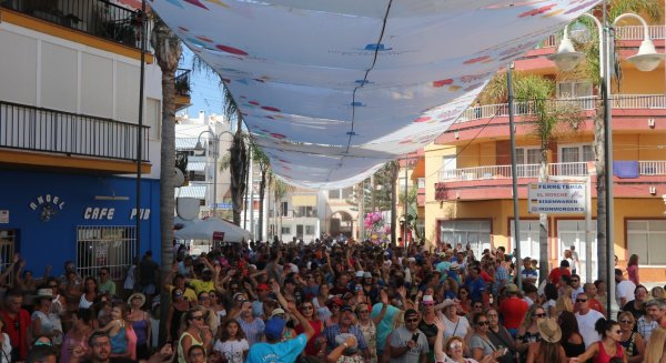 Torrox acoge hoy una moraga de sardinas a cargo de la Choza de Pescadores y una fiesta de la espuma en su segundo día de feria