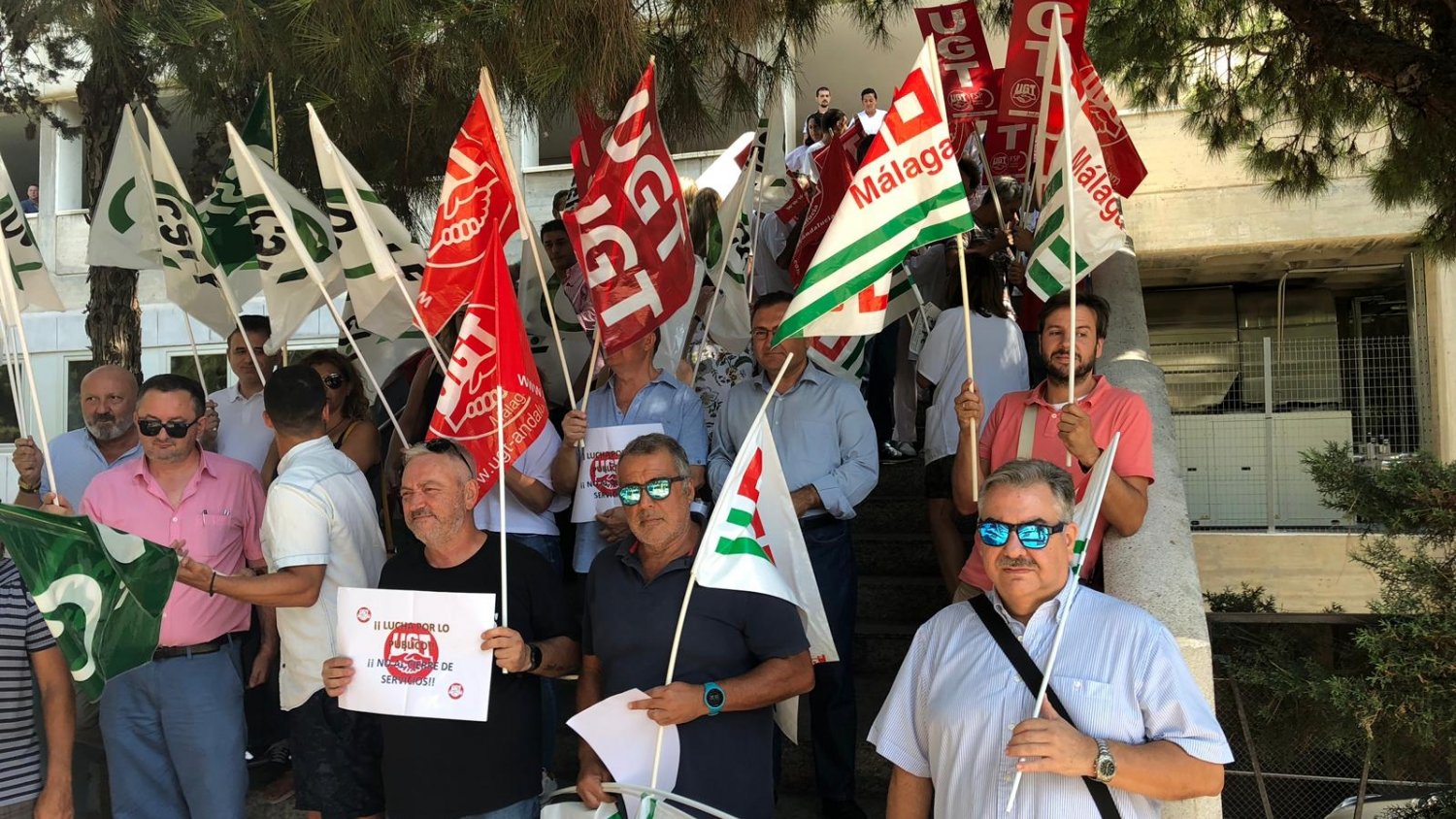 Más de un centenar de personas se concentran ante el Materno Infantil contra el cierre y la privatización de las lavanderías del SAS