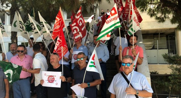 Más de un centenar de personas se concentran ante el Materno Infantil contra el cierre y la privatización de las lavanderías del SAS