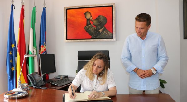El alcalde de Torrox reactiva el proyecto del puerto deportivo en la localidad tras reunirse con la consejera de Fomento de la Junta