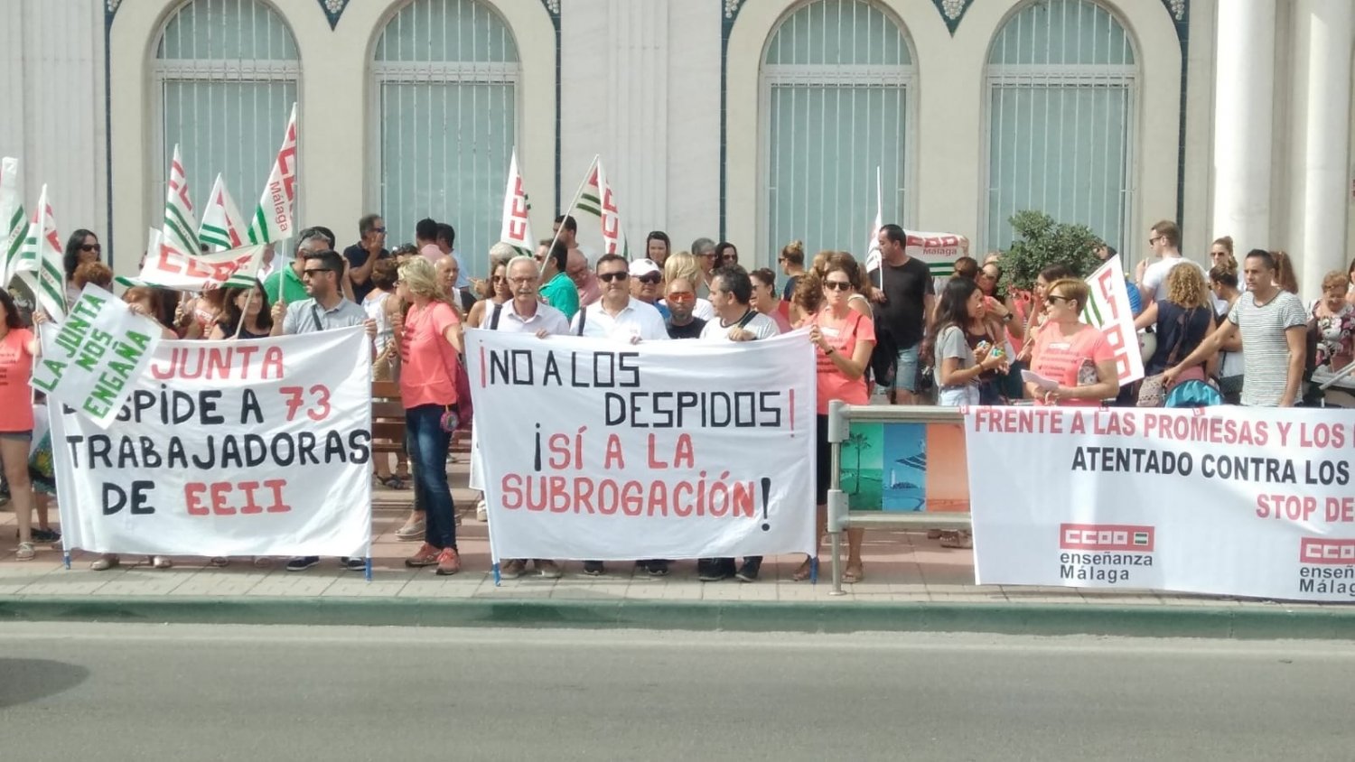 CCOO se concentra con un centenar de personas ante la escuela infantil de Torrox para exigir la readmisión de las trabajadoras despedidas