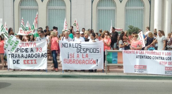CCOO se concentra con un centenar de personas ante la escuela infantil de Torrox para exigir la readmisión de las trabajadoras despedidas