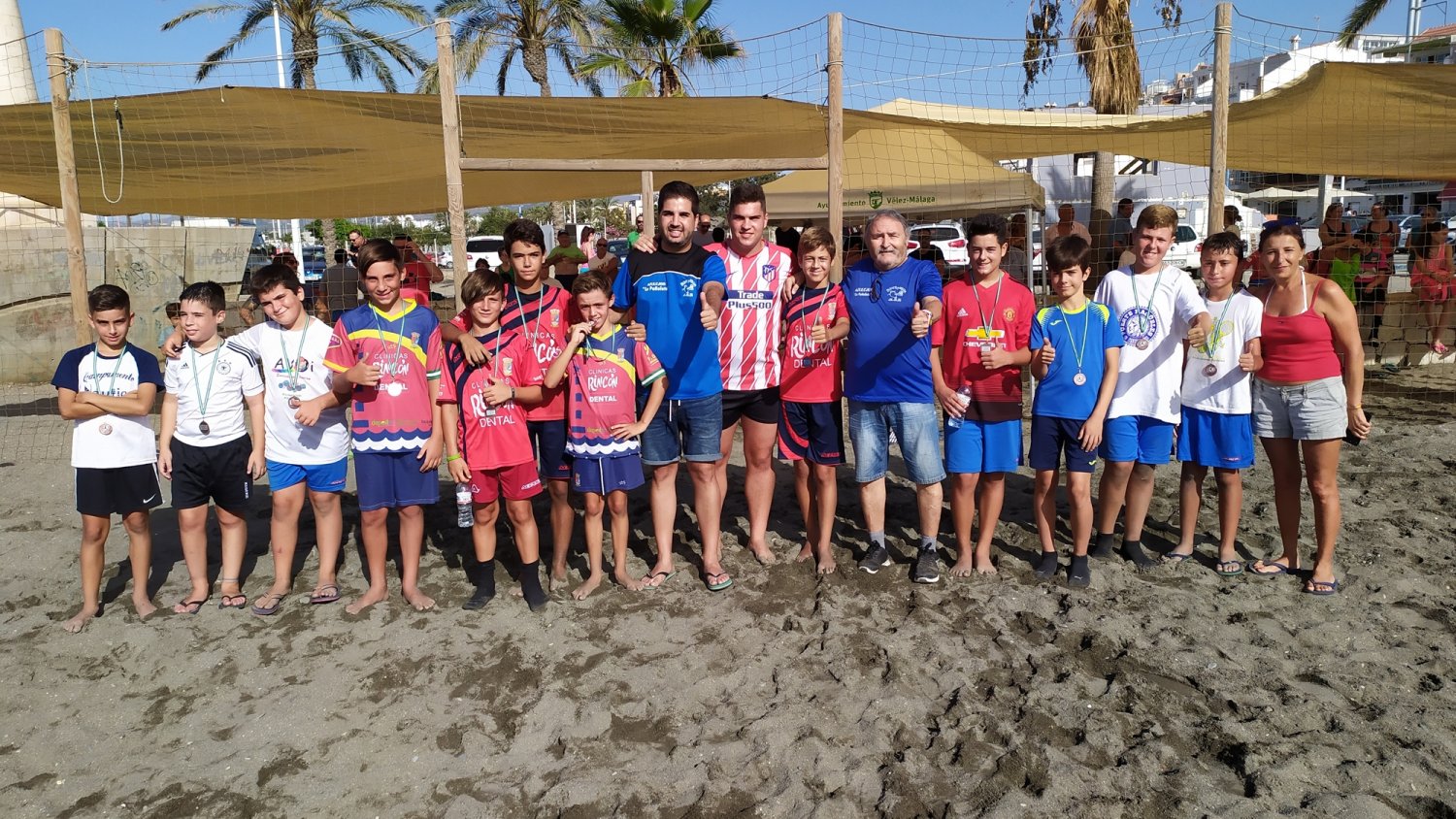 Más de 120 niños participan en el IV Torneo de Fútbol Playa 'Ciudad de la Caleta'