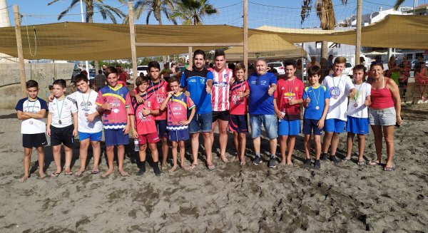 Más de 120 niños participan en el IV Torneo de Fútbol Playa 'Ciudad de la Caleta'