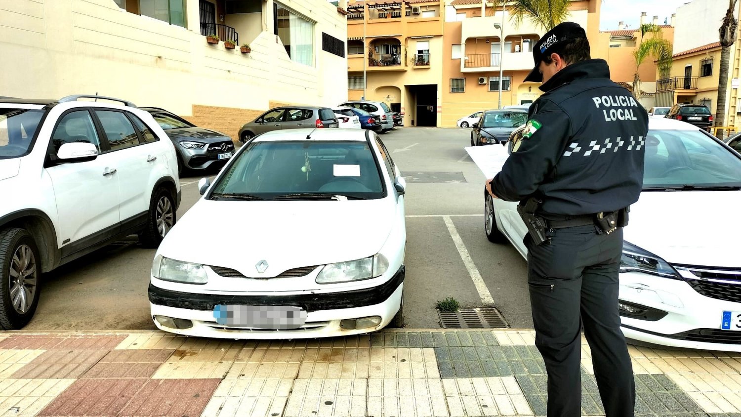 La Policía Local de Rincón de la Victoria retira 147 vehículos abandonados de la vía pública este año
