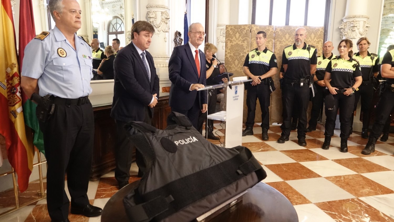 El Ayuntamiento entrega a la plantilla de la Policía Local una quinta y última partida de 253 chalecos antibala