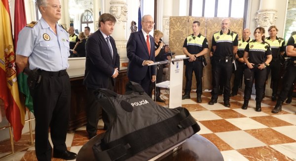 El Ayuntamiento entrega a la plantilla de la Policía Local una quinta y última partida de 253 chalecos antibala