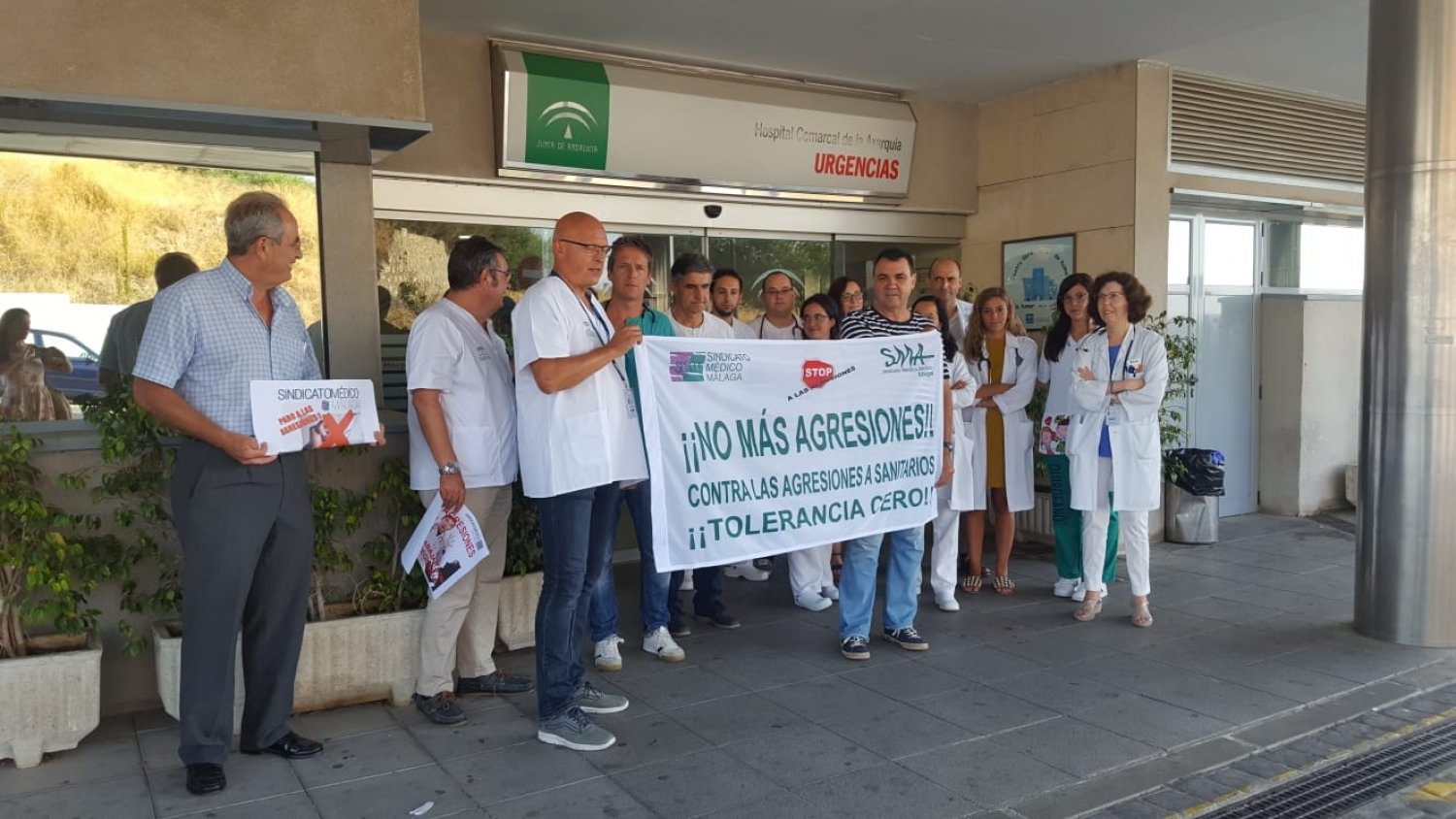 Facultativos se concentran en el Hospital Comarcal de la Axarquía tras un nuevo caso de amenazas a una médica residente