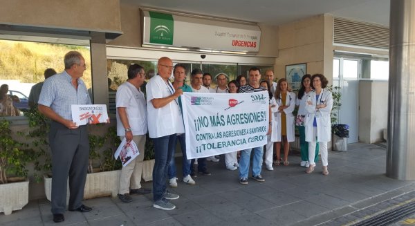 Facultativos se concentran en el Hospital Comarcal de la Axarquía tras un nuevo caso de amenazas a una médica residente