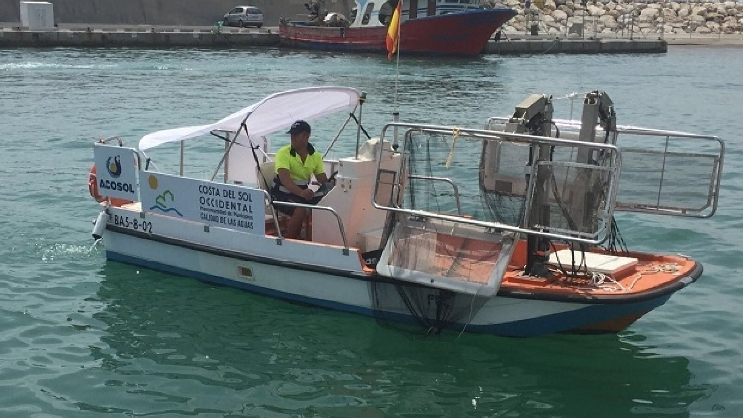 Los barcos de limpieza litoral de la Mancomunidad recogen en julio más de 78 metros cúbicos de residuos
