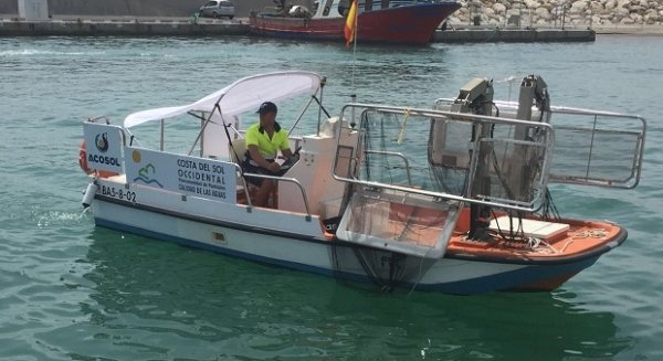 Los barcos de limpieza litoral de la Mancomunidad recogen en julio más de 78 metros cúbicos de residuos