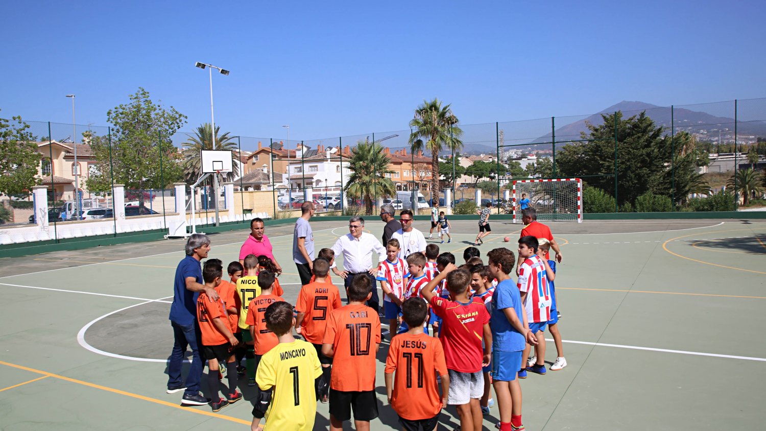 La Tenencia de Alcaldía de San Pedro Alcántara remodela la pista exterior del Polideportivo Elena Benítez