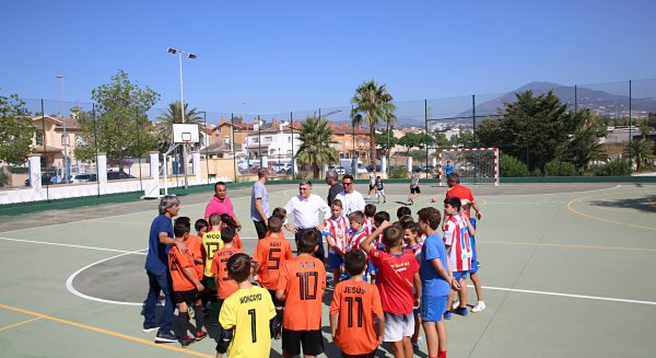 La Tenencia de Alcaldía de San Pedro Alcántara remodela la pista exterior del Polideportivo Elena Benítez