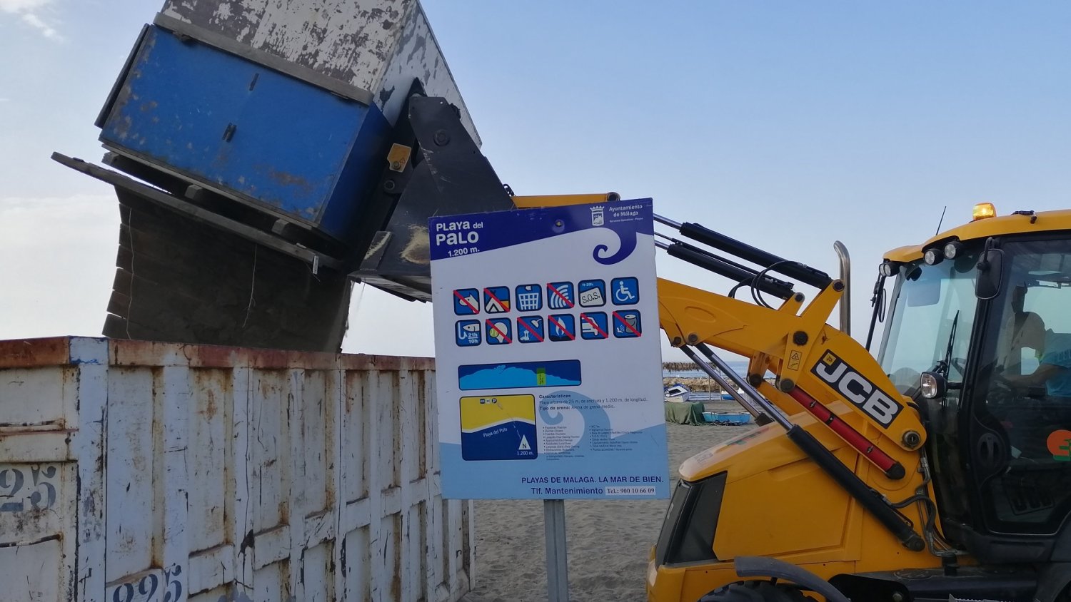 El Ayuntamiento de Málaga retira trece embarcaciones sin regularizar en las playas de El Palo y El Dedo