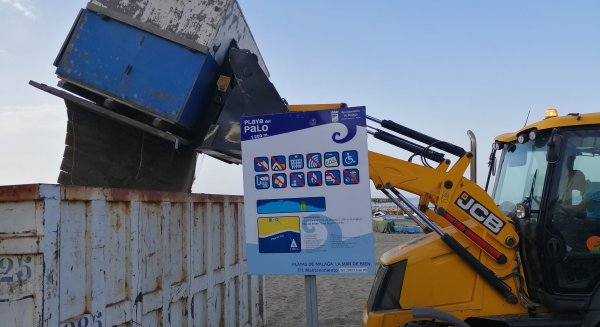 El Ayuntamiento de Málaga retira trece embarcaciones sin regularizar en las playas de El Palo y El Dedo