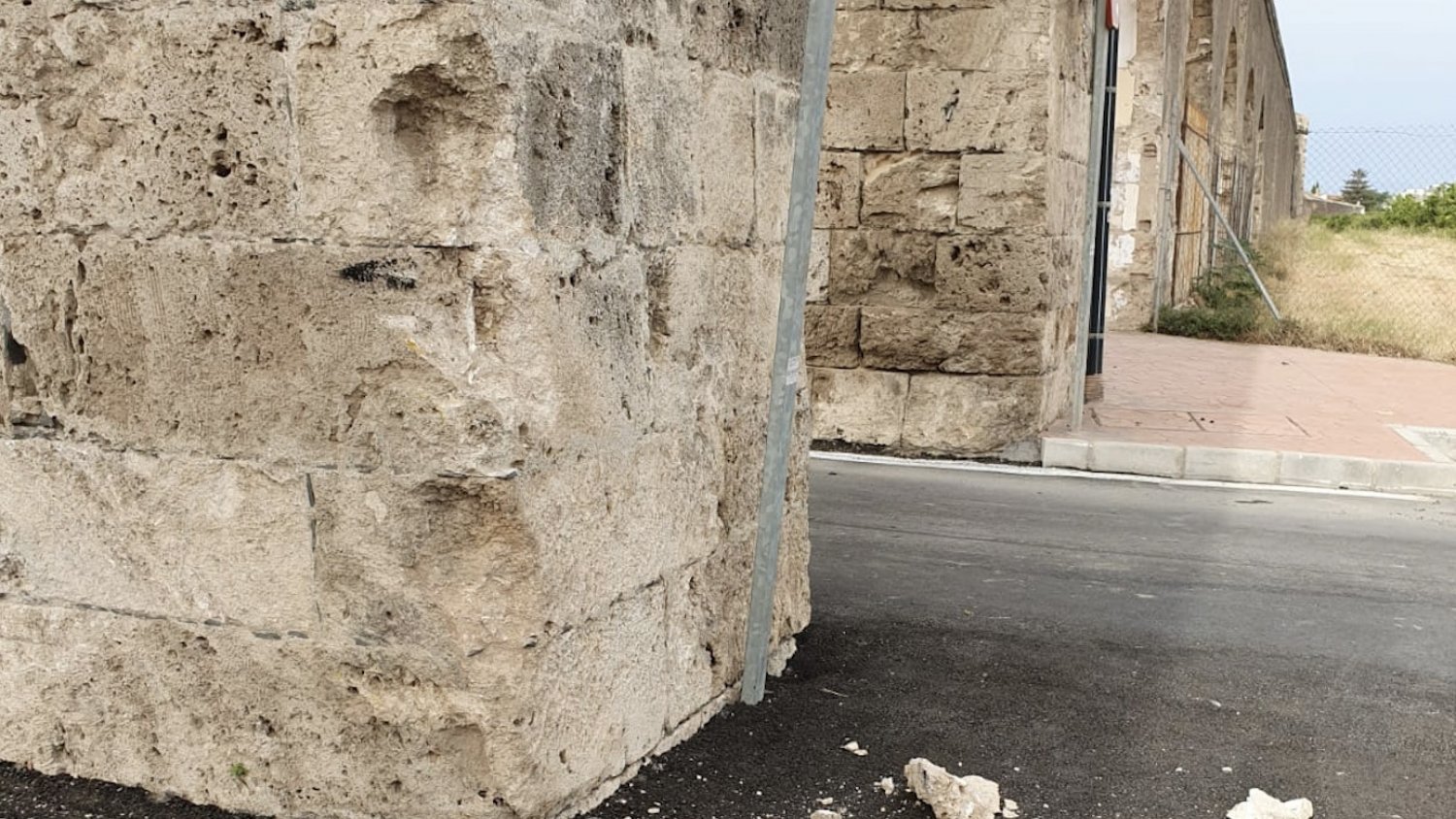 El PSOE de Alhaurín de la Torre pide al Ayuntamiento voluntad política y una partida económica para evitar la degradación de los arcos de Zapata