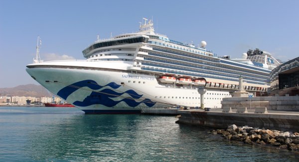 El buque 'Sapphire Princess' visita por primera vez el Puerto de Málaga