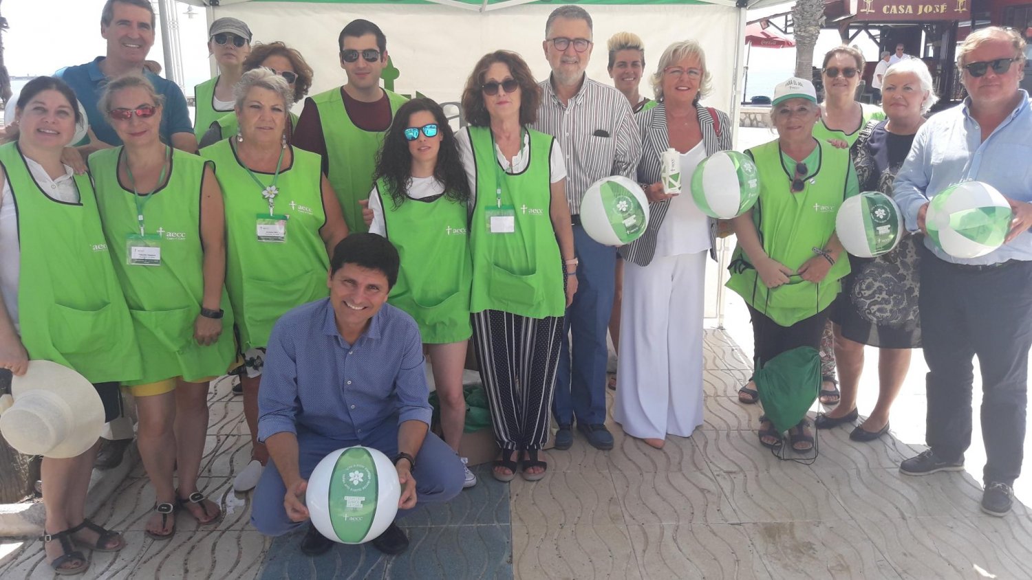 La Asociación Española Contra el Cáncer realiza una campaña de prevención solar en la Playa de Huelin
