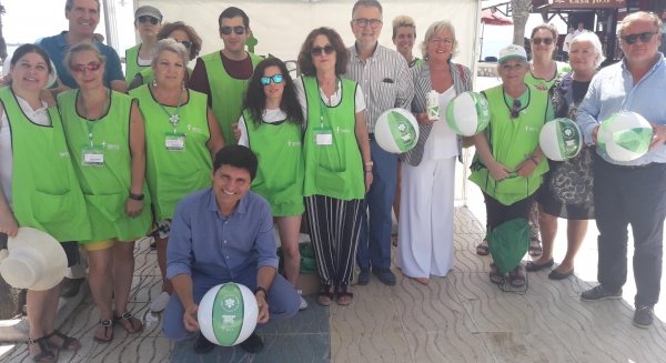 La Asociación Española Contra el Cáncer realiza una campaña de prevención solar en la Playa de Huelin
