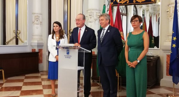 De la Torre recibe al delegado del Gobierno en Andalucía y tratan cuatro temas prioritarios: vía perimetral, eje litoral, auditorio y expo internacional