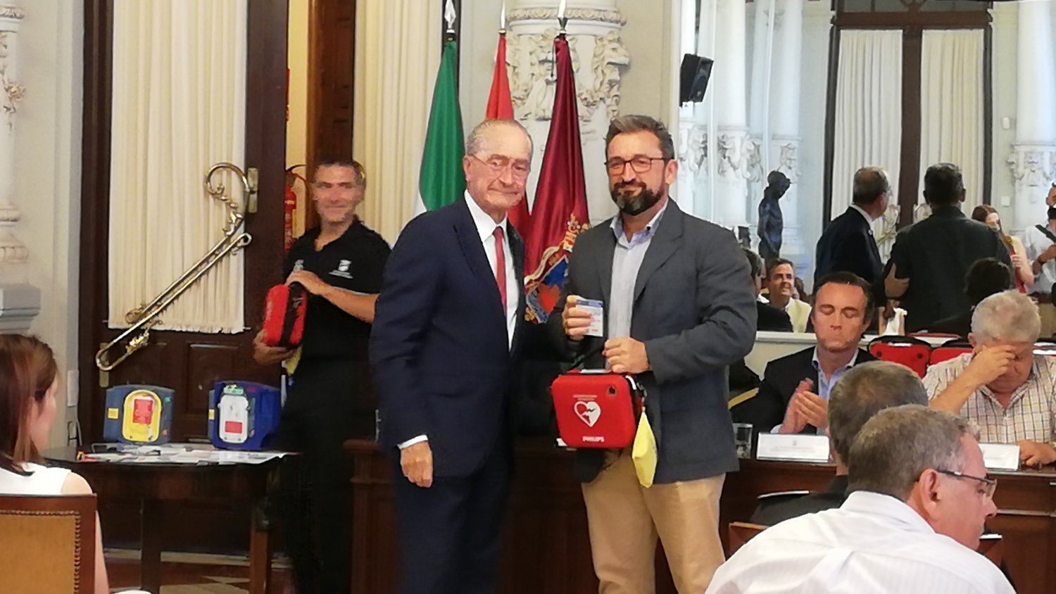 El Ayuntamiento dota con 50 nuevos desfibriladores a edificios municipales y coches patrulla de la Policía Local