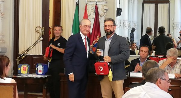 El Ayuntamiento dota con 50 nuevos desfibriladores a edificios municipales y coches patrulla de la Policía Local