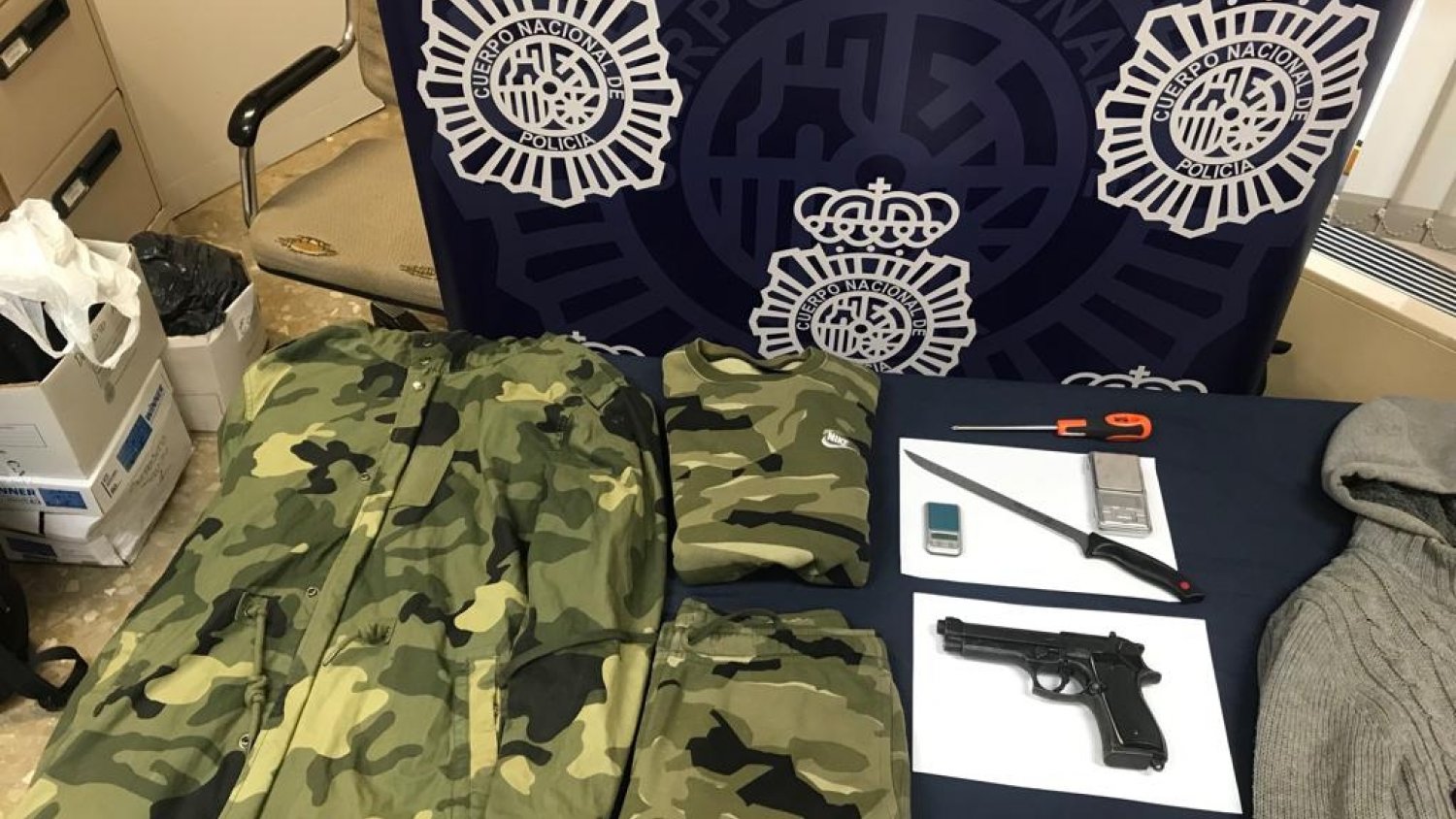 La Policía Nacional detiene a un atracador tras atrincherarse en una vivienda con un cuchillo y una pistola
