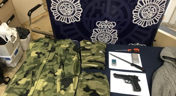 La Policía Nacional detiene a un atracador tras atrincherarse en una vivienda con un cuchillo y una pistola