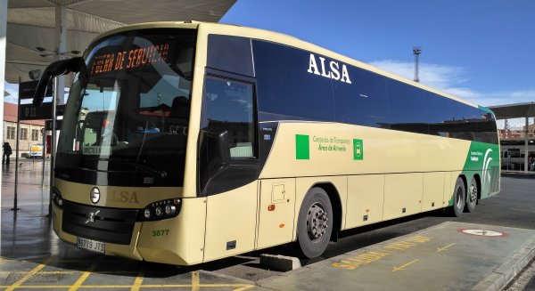 Fomento pone en marcha un programa de transporte al litoral con cinco rutas de autobuses hacia las playas de Almería, Granada y Málaga